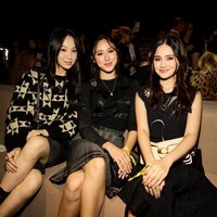 Syifa Hadju dan Yasmin Napper hadir mewakili Indonesia untuk menonton presentasi yang menampilkan busana hingga aksesori Coach tersebut. Keduanya mendapat kursi di front row. Foto: Dok. Coach
