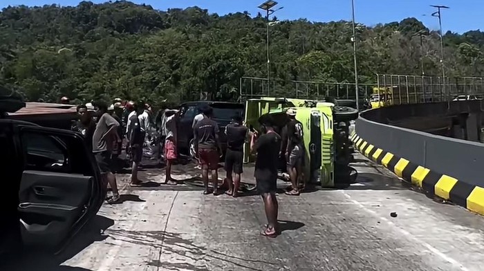 Tabrakan beruntun melibatkan 4 kendaraan terjadi di jembatan layang Jalan Poros Maros-Bone.