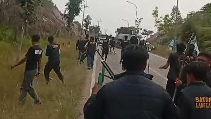 Tangkapan layar bentrokan di Kelurahan Stokok, Galang, Batam. (Istimewa)