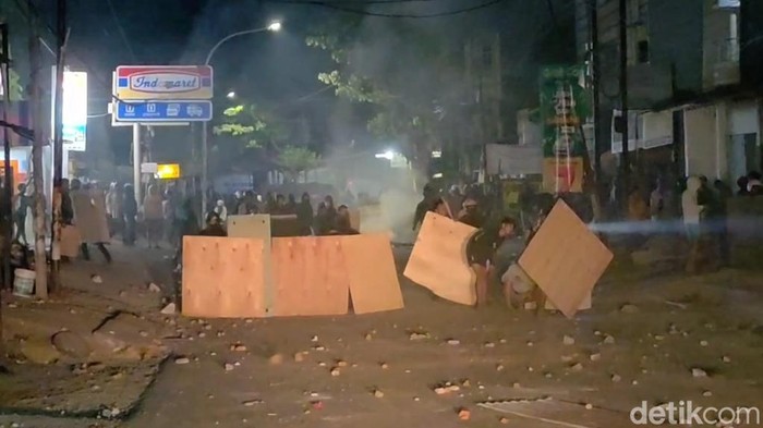 Tawuran kembali pecah di Jalan Borong Raya Makassar.