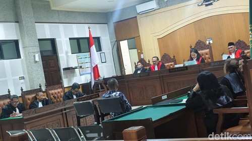 Terdakwa Muhammad Jakaria saat mengikuti sidang putusan di Pengadilan Tipikor Mataram, Senin (14/9/2026). (Foto : Abdurrasyid Efendi/detikBali).