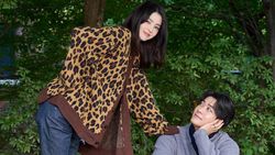 Potret Kang Tae Oh Jadi Suami Han So Hee di The Intern