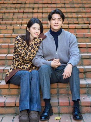 Potret Kang Tae Oh Jadi Suami Han So Hee di The Intern