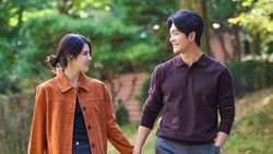 Potret Kang Tae Oh Jadi Suami Han So Hee di The Intern