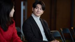 Potret Kang Tae Oh Jadi Suami Han So Hee di The Intern