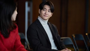 Tatapan hangat Kang Tae Oh sebagai Min Wook ke karakter Sun Woo yang diperankan Han So Hee. (Foto: dok. Warner Bros. Korea)