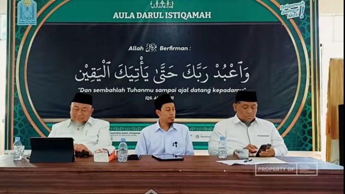 Tiga putra pendiri Pesantren Darul Istiqamah, yakni Ustadz Mudzakkir Arief, Ustadz Mualim Arief, dan Ustadz Mufassir Arief di Aula Ponpes Darul Istiqamah, Sabtu (12/9).