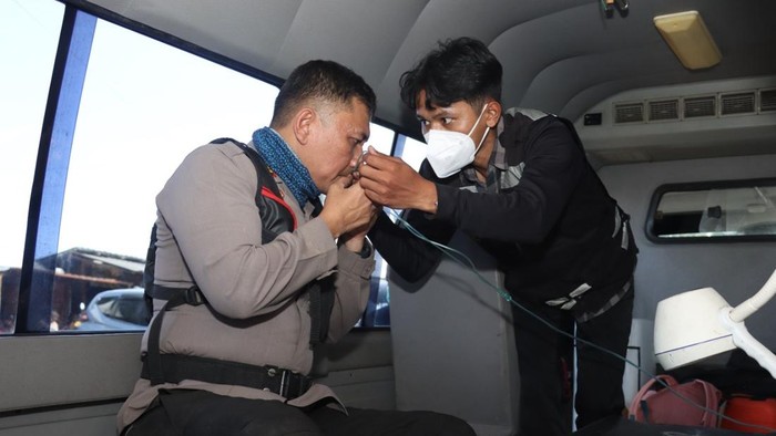 Tim medis Dokkes Polres Malang berikan penanganan kesehatan petugas yang padamkan karhutla Bromo