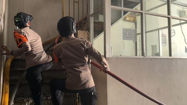 Tim SAR Batalyon A Pelopor Brimob Polda Metro Jaya ikut membantu pemadaman kebakaran di kawasan Pasar Asemka, Jakarta Barat (Jakbar). (dok Istimewa)