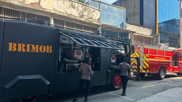 Tim SAR Batalyon A Pelopor Brimob Polda Metro Jaya ikut membantu pemadaman kebakaran di kawasan Pasar Asemka, Jakarta Barat (Jakbar). (Dok. Istimewa)