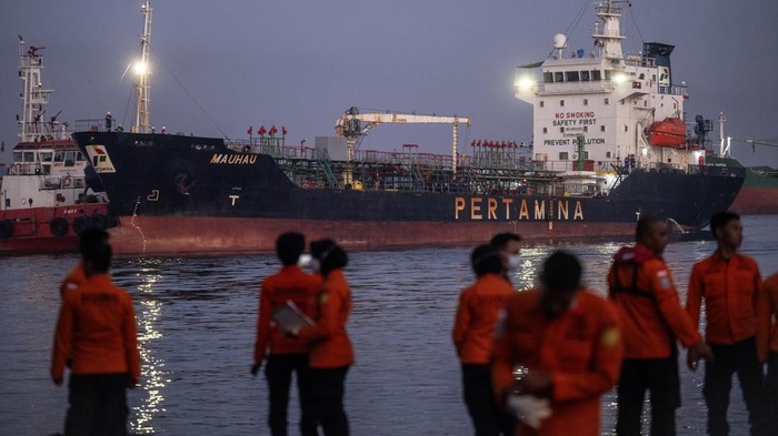 Tim SAR gabungan mengangkat kantong berisi jenazah korban kapal motor penumpang (KMP) Virgo Transport 8 yang tiba di Pelabuhan Tri Sakti, Banjarmasin, Kalimantan Selatan, Senin (14/9/2026). Tim SAR gabungan berhasil mengevakuasi sebanyak 15 penumpang