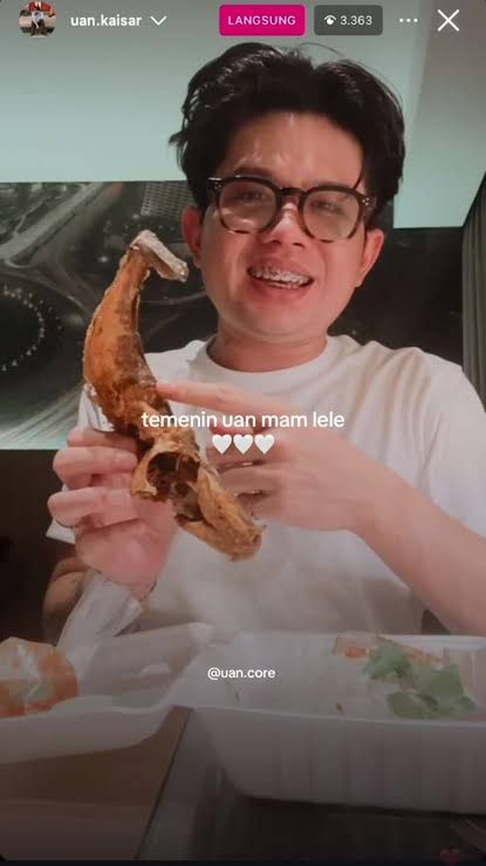 Uan Kaisar Hobi Makan Sambil Live Streaming, Lahap Nasi Padang hingga Lele
