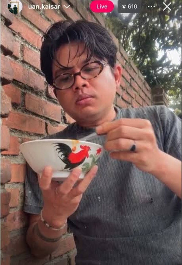 Uan Kaisar Hobi Makan Sambil Live Streaming, Lahap Nasi Padang hingga Lele
