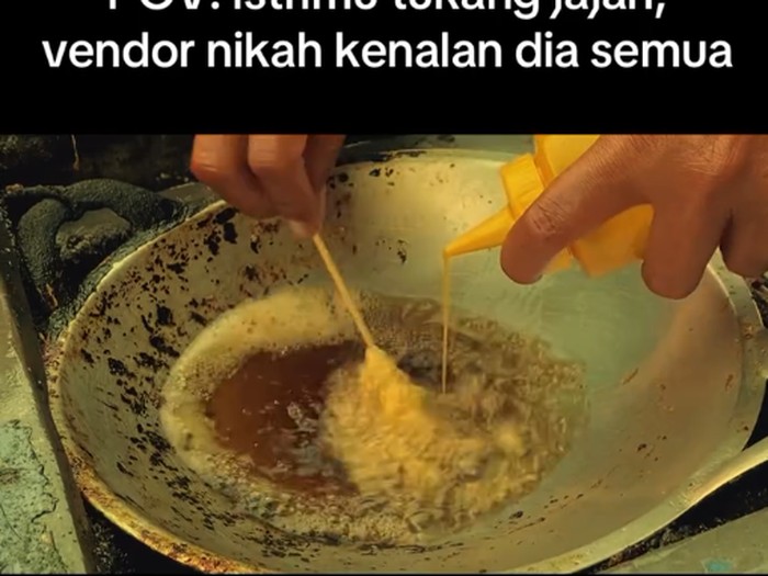 Unik, pasangan pengantin Tia dan Bayu menghadirkan para pedagang jajanan kaki lima langganan sejak kecil untuk menjadi vendor makanan di pesta pernikahan mereka.