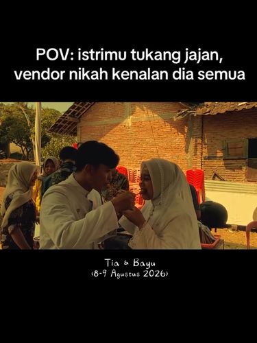 Unik, pasangan pengantin Tia dan Bayu menghadirkan para pedagang jajanan kaki lima langganan sejak kecil untuk menjadi vendor makanan di pesta pernikahan mereka.