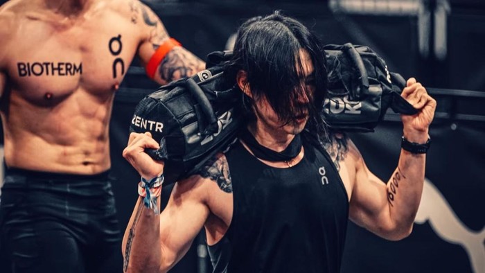 Intip Vanness Wu Pakai Headband Konoha Saat Hyrox Beijing