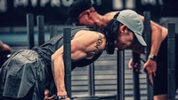 Vanness Wu memulai Hyrox dengan tantangan sled push. Ia tampak mendorong beban itu dengan penuh tenaga. (Foto: dok Instagram vannesswu)
