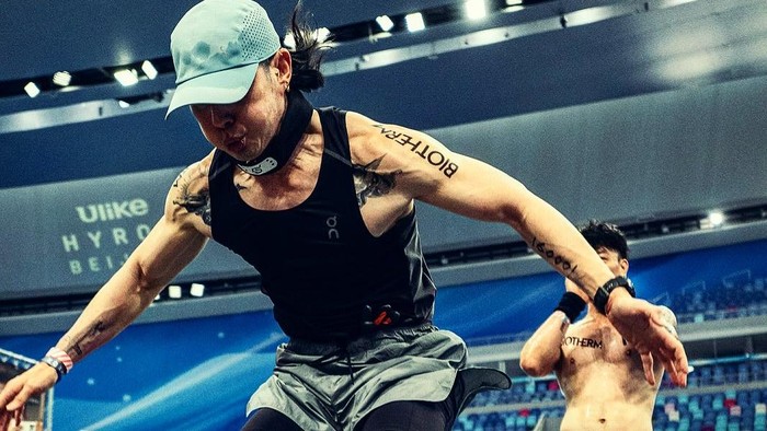 Intip Vanness Wu Pakai Headband Konoha Saat Hyrox Beijing