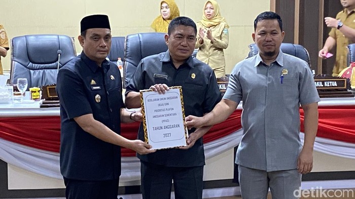 Wakil Wali Kota Hermanto dan pimpinan DPRD Parepare menandatangani KUA PPAS APBD tahun 2027.