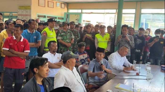 Warga Desa Bulak, Kendal, geruduk balai desa tuntut transparansi anggaran, Senin (14/9/2026).