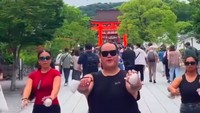 Bikin Geram Warga, WN Selandia Baru Menari di Depan Kuil Suci Jepang