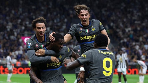 MILAN, ITALY - SEPTEMBER 14: Ange-Yoan Bonny of FC Internazionale Milano celebrates scoring his teams fifth goal with teammates Curtis Jones, Marcus Thuram and Francesco Pio Esposito during the Serie A match between FC Internazionale and Udinese Calcio at Stadio Giuseppe Meazza on September 14, 2026 in Milan, Italy. (Photo by Claudio Villa/Getty Images)