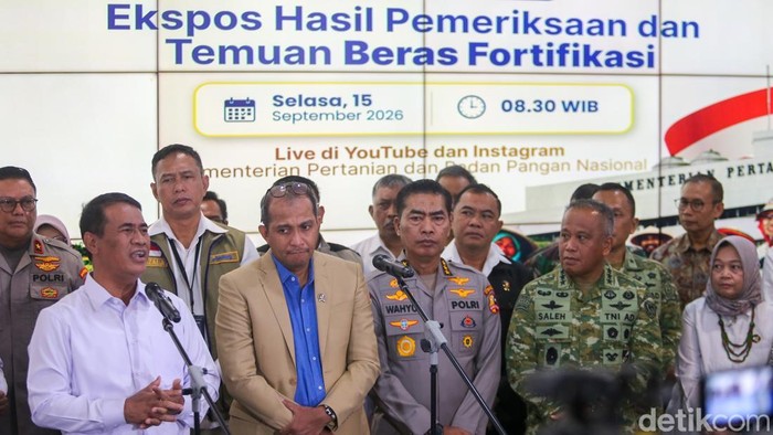 Mentan Amran bersama Kepala Badan Komunikasi Pemerintah M Qodari dan Wamenkum Edward Hiariej menunjukkan barang bukti beras fortifikasi yang tidak memenuhi standar di gedung Kementan, Jakarta, Selasa (15/9/2026).