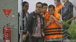 8 Tersangka OTT KPK Terkait Suap HGB Digiring ke Mobil Tahanan