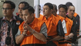 8 Tersangka OTT KPK Terkait Suap HGB Digiring ke Mobil Tahanan