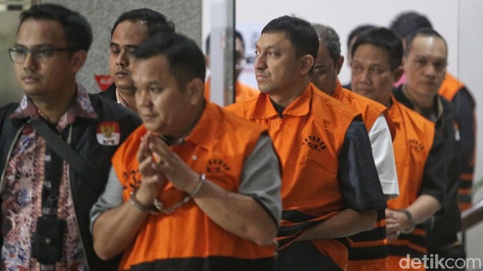 Delapan tersangka yang terjaring Operasi Tangkap Tangan (OTT) Komisi Pemberantasan Korupsi (KPK) digiring menuju mobil tahanan di Gedung KPK, Kuningan, Jakarta, Selasa (15/9/2026).Para tersangka terlihat mengenakan rompi tahanan KPK saat keluar dari ruang pemeriksaan. Mereka kemudian dikawal petugas menuju mobil tahanan untuk menjalani penahanan setelah KPK menetapkan mereka sebagai tersangka.