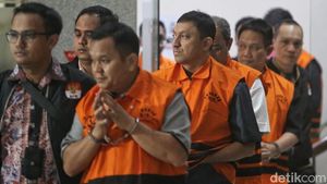 8 Tersangka OTT KPK Terkait Suap HGB Digiring ke Mobil Tahanan