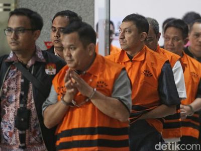 8 Tersangka OTT KPK Terkait Suap HGB Digiring ke Mobil Tahanan