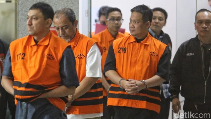 Delapan tersangka yang terjaring Operasi Tangkap Tangan (OTT) Komisi Pemberantasan Korupsi (KPK) digiring menuju mobil tahanan di Gedung KPK, Kuningan, Jakarta, Selasa (15/9/2026).Para tersangka terlihat mengenakan rompi tahanan KPK saat keluar dari 