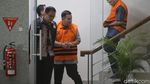 8 Tersangka OTT KPK Terkait Suap HGB Digiring ke Mobil Tahanan