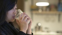Benarkah Minum Susu pada Malam Hari Bisa Bikin Tidur Nyenyak?