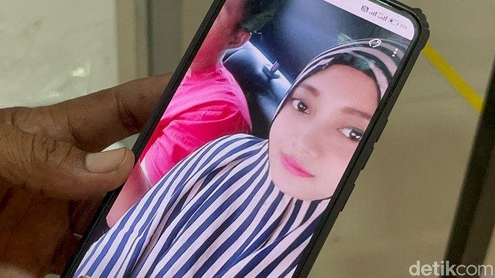 Ahmad Jamiudin saat menunjukkan foto korban Menika Susanti di ponselnya