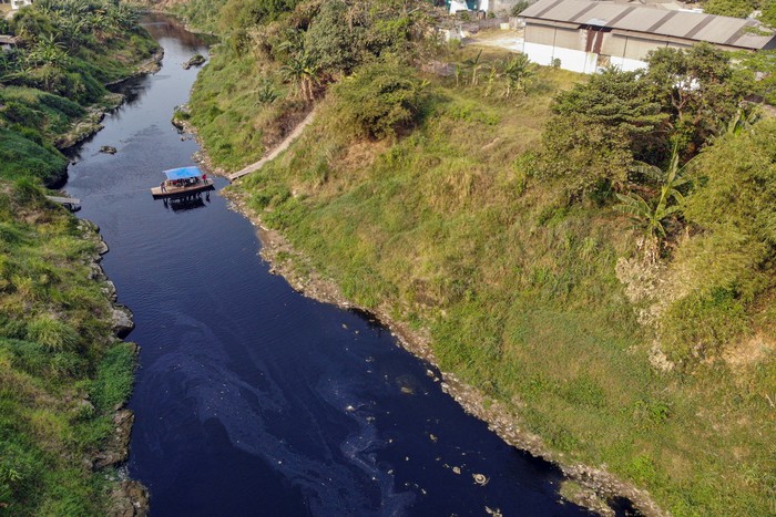 Foto udara Sungai Cileungsi yang airnya menghitam akibat tercemar limbah di kawasan Ciangsana, Gunung Putri, Kabupaten Bogor, Jawa Barat, Selasa (15/9/2026). Dinas Lingkungan Hidup (DLH) Kabupaten Bogor mengungkap dugaan penyebab aliran Sungai CileungsiGunung Putri berubah menjadi hitam dan mengeluarkan bau menyengat akibat pencemaran dari aktivitas industri serta pengelolaan limbah yang tidak maksimal. ANTARA FOTO/Yulius Satria Wijaya/kye