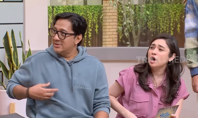Duduk sebelahan saat menjadi host di sebuah acara TV, Andre dan Amanda tampil kompak. Kedekatan antara keduanya yang kerap membuat publik ikut menjodoh-jodohkan mereka. Foto: YouTube/TRANS TV Official