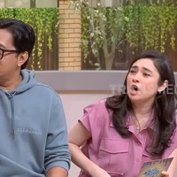 Duduk sebelahan saat menjadi host di sebuah acara TV, Andre dan Amanda tampil kompak. Kedekatan antara keduanya yang kerap membuat publik ikut menjodoh-jodohkan mereka. Foto: YouTube/TRANS TV Official