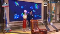 7 Potret Kedekatan Andre Taulany & Amanda Rigby di Acara TV, Gandengan Mesra