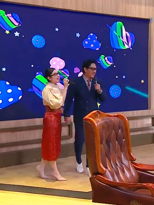 7 Potret Kedekatan Andre Taulany & Amanda Rigby di Acara TV, Gandengan Mesra