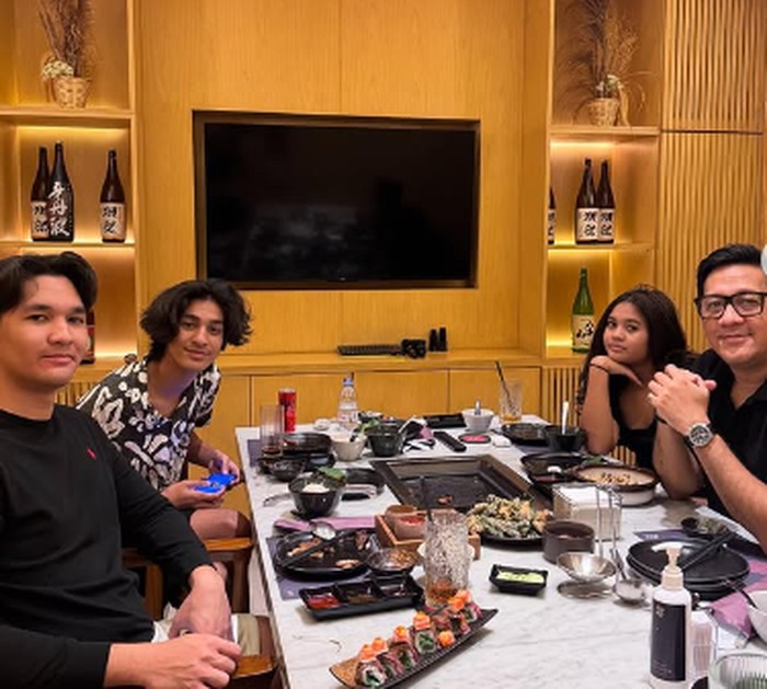 Andre Taulany Ajak Anak-anak Kulineran, Cicip Ramen Jepang hingga BBQ