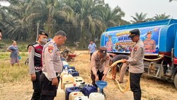 Kemarau Panjang, Polisi Salurkan 10 Ribu Liter Air Bersih ke Warga Muba