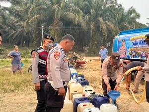 Polda Sumsel Salurkan 10.000 Liter Air Bersih untuk Warga Musi Banyuasin