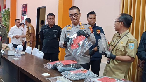 apolresta Mataram, Kombes Hendro Purwoko menunjukkan airsoftgun yang digunakan pelaku memukul korban, Selasa (15/9/2026). (Foto: Abdurrasyid Efendi/detikBali)