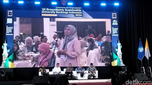 Audiens menanyakan cara UGM mengelola sampah. Audiens menanyakan cara UGM mengelola sampah.