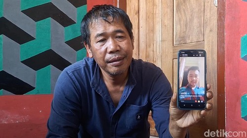 I Gede Sentane menunjukkan foto saat anaknya, I Putu Angga Santyana asal Kota Mataram menggunakan seragam kapal, Selasa (15/9/2026).