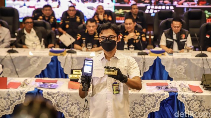 Bea Cukai Gagalkan Penyelundupan 29 Kg Emas Senilai Rp73,3 Miliar Direktur Jenderal Bea dan Cukai Djaka Budhi Utama memberikan keterangan dalam konferensi pers di Kantor Pusat Bea Cukai, Rawamangun, Jakarta Timur, Selasa (15/9/2026). Dalam kesempatan tersebut, Bea Cukai mengungkap rangkaian penindakan terhadap upaya pengeluaran emas secara ilegal melalui sejumlah bandara internasional.