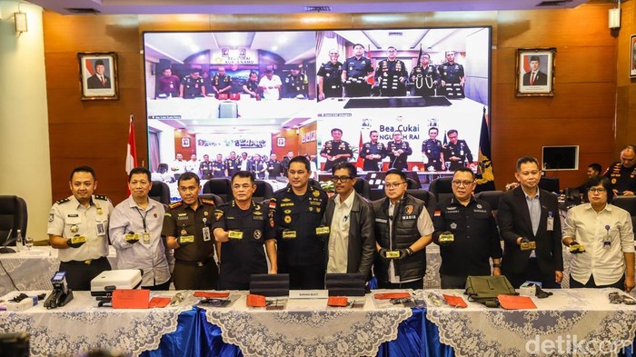 Bea Cukai Gagalkan Penyelundupan 29 Kg Emas Senilai Rp73,3 Miliar Direktur Jenderal Bea dan Cukai Djaka Budhi Utama memberikan keterangan dalam konferensi pers di Kantor Pusat Bea Cukai, Rawamangun, Jakarta Timur, Selasa (15/9/2026). Dalam kesempatan tersebut, Bea Cukai mengungkap rangkaian penindakan terhadap upaya pengeluaran emas secara ilegal melalui sejumlah bandara internasional.