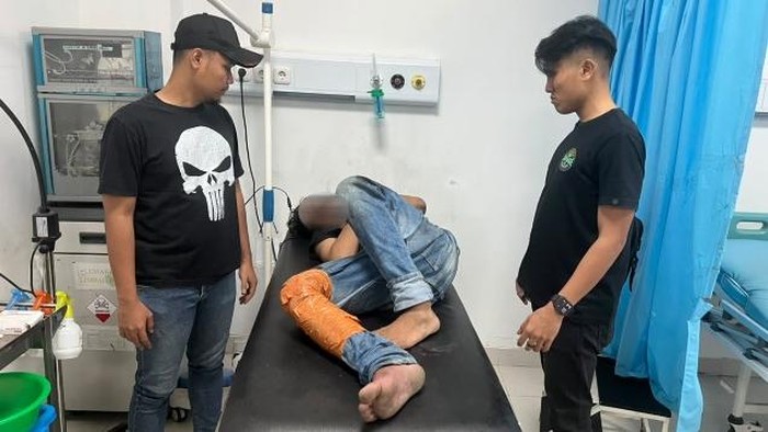Pelaku saat dibawa berobat ke rumah sakit, usai ditangkap.
